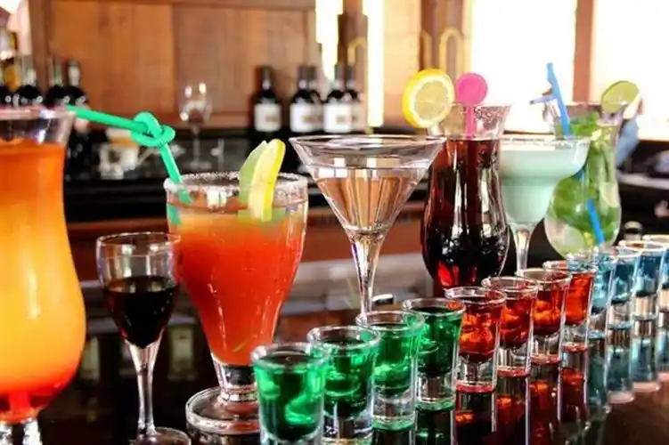 现场给你带来别具一格视觉享受,稍后奉上的各色鸡尾酒,慢慢品鉴,此刻