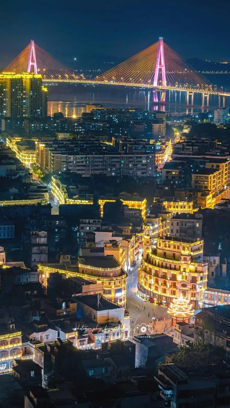 汕頭老城的夜景,拥有一种独特的美.夜晚的城市,是另外一种美丽 - 抖音