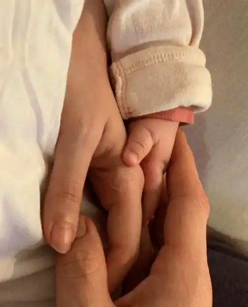 向佐首次晒一家三口合照照片细节引网友热议当妈不易