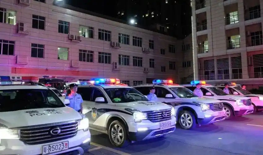 警灯闪烁,警笛齐鸣,集结警力迅速奔赴一线开展统一行动.