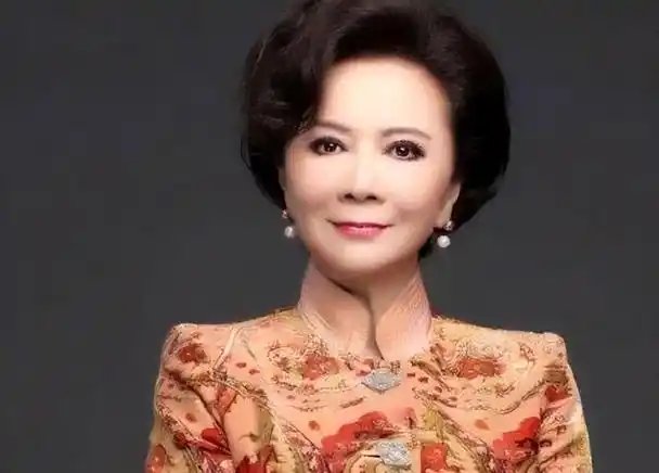 现在呼声最高的女喜剧演员,应该就是贾玲了,她那种自带喜庆的气质,真