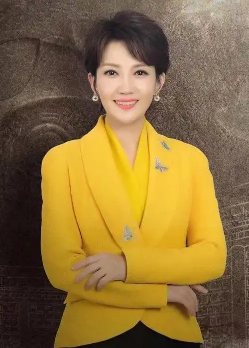 第1位:梁艳,现50岁,中央电视台新闻30分主持人