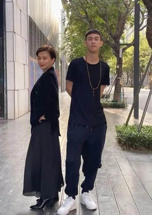 李玲玉混血儿子身高近1米9长腿再加上天鹅颈痞帅不输男明星