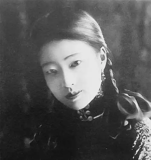 裕容龄:与太监谈恋爱,后被刘春霖拒婚,酷爱舞蹈晚年双腿被打断_慈禧
