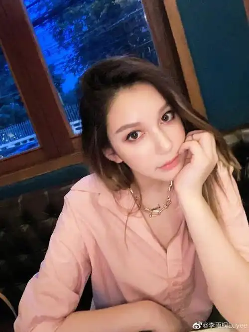 原创薛之谦前女友李雨桐公开恋情,男友亲吻侧脸两人对镜自拍幸福甜蜜