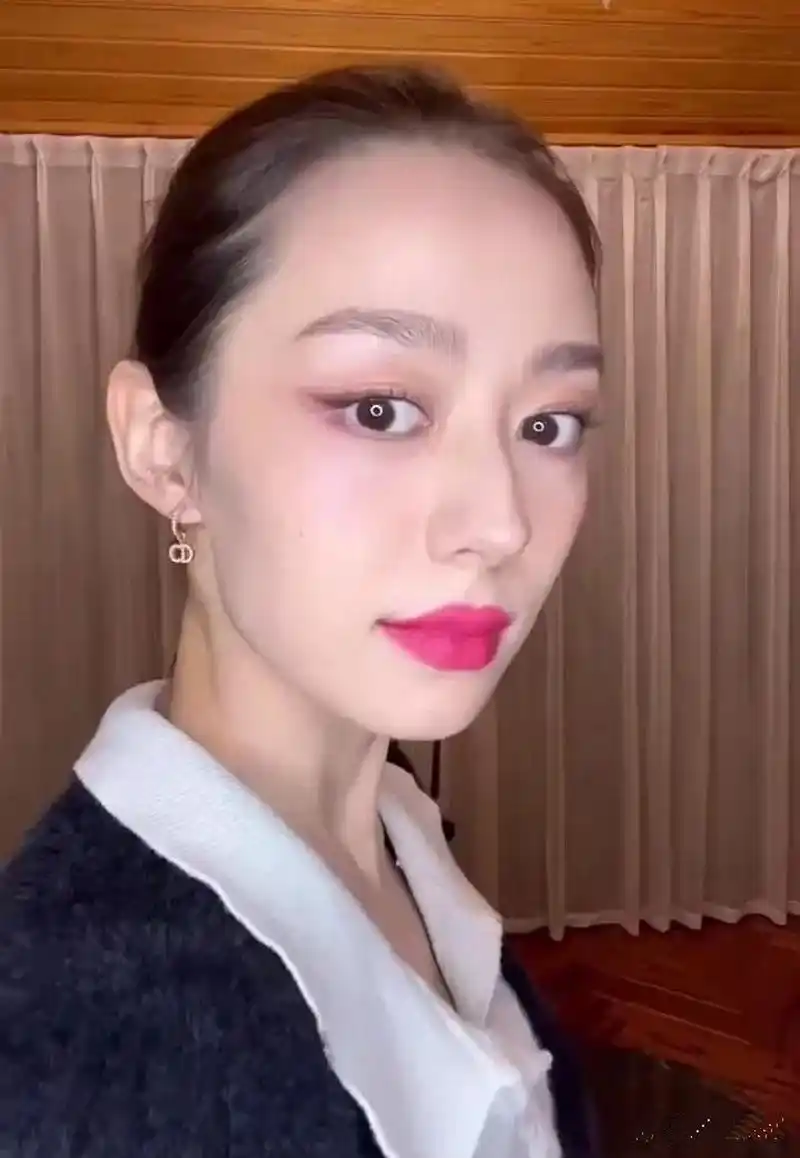 卸妆后的吉娜 vs 化妆后的吉娜