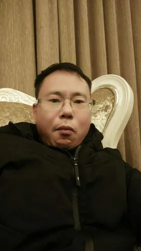 爸爸也会玩自拍了!臭美吧!老男人!