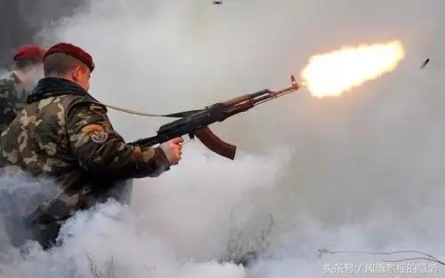 越战美军扔掉太渣的m16去捡ak47m16一优势ak无可比拟