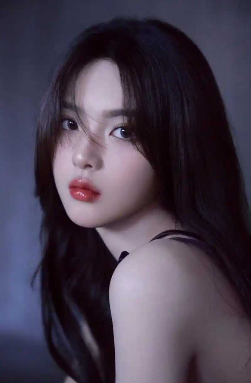 杨超越,深紫色吊带纱裙,性感迷人!