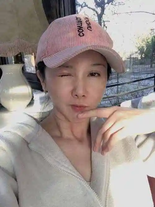 孙菲菲整容后遗症40岁孙菲菲近照脸太僵