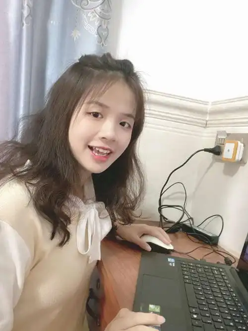 黄嘉琳老师的课让人耳目一新,她的课堂生动有趣,跟学生互动多多