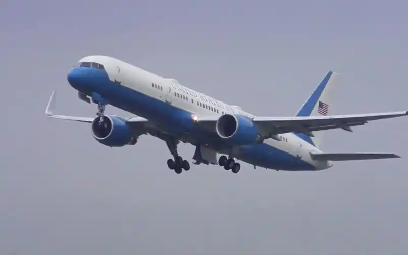 紧急折返!美国副总统所乘"空军二号"紧急掉头,原因亮了