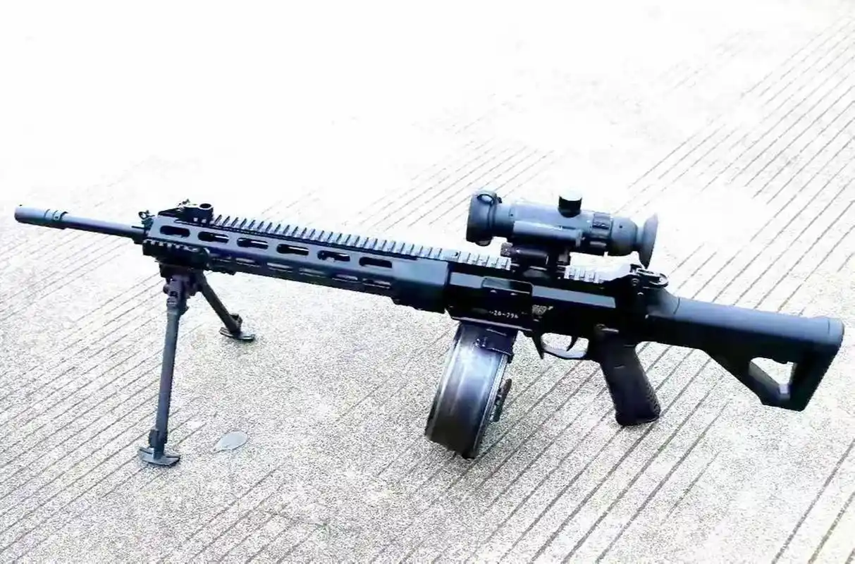国产新一代精确射手步枪挂机枪弹鼓的照片!