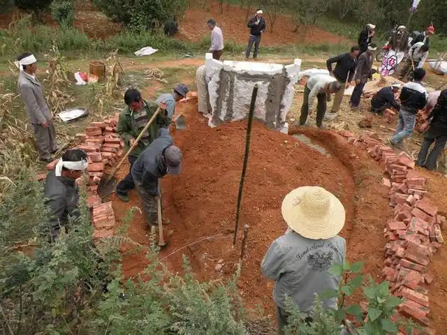 农村俗语"坟对上门对下,男对凸女对凹"啥意思?有道理吗?