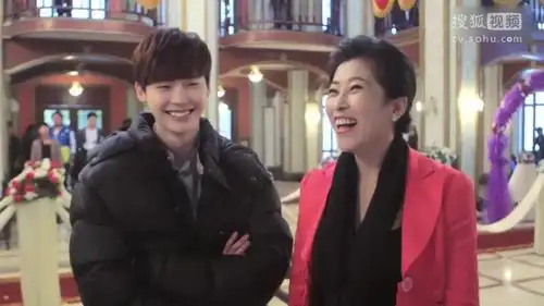 《翡翠恋人》片场李钟硕郑爽甜笑卖萌 亲密嬉戏有爱最新资讯