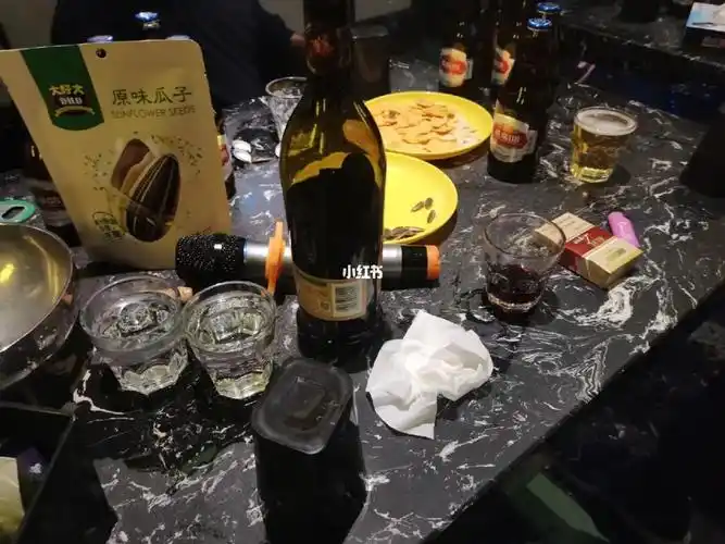 ktv里和人摇骰子喝红酒也是第一次