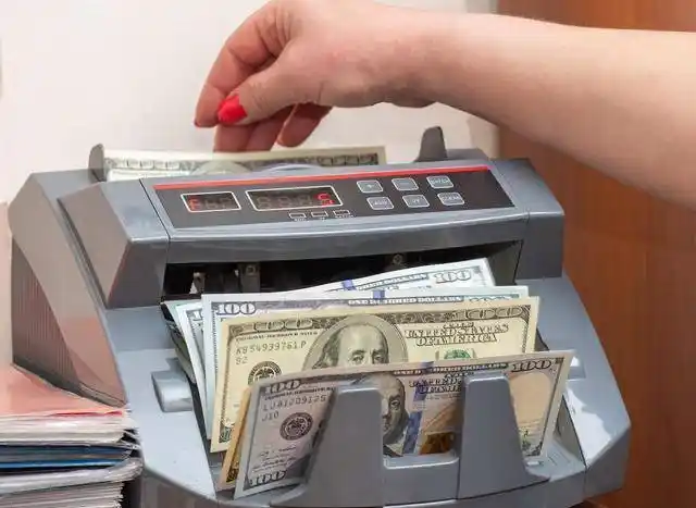 美元霸主地位不好使了吗?关掉印钞机,货币首次出现负增长,被反噬了?