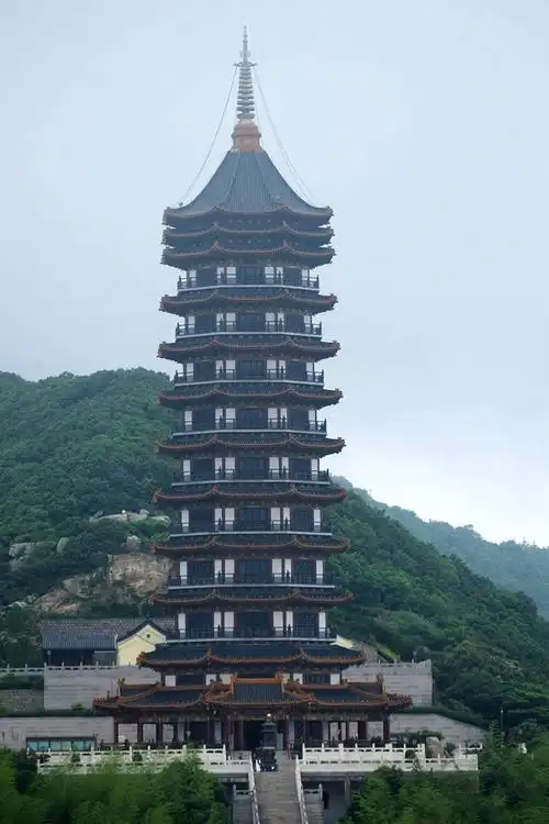 举目远眺万佛宝塔,两侧绿树相拥,眼前仿佛看见祥云环绕山谷,耳畔仿佛