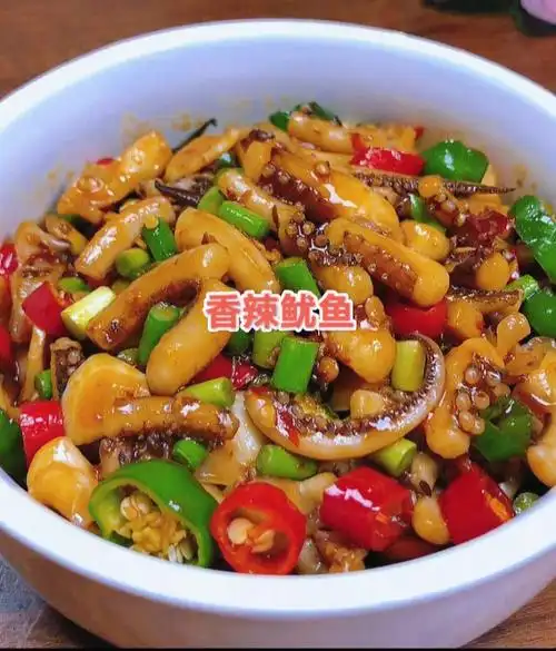 越嚼越香食材:鱿鱼须500g,青红辣椒,蒜苔各切小丁备用做法:洗干净的