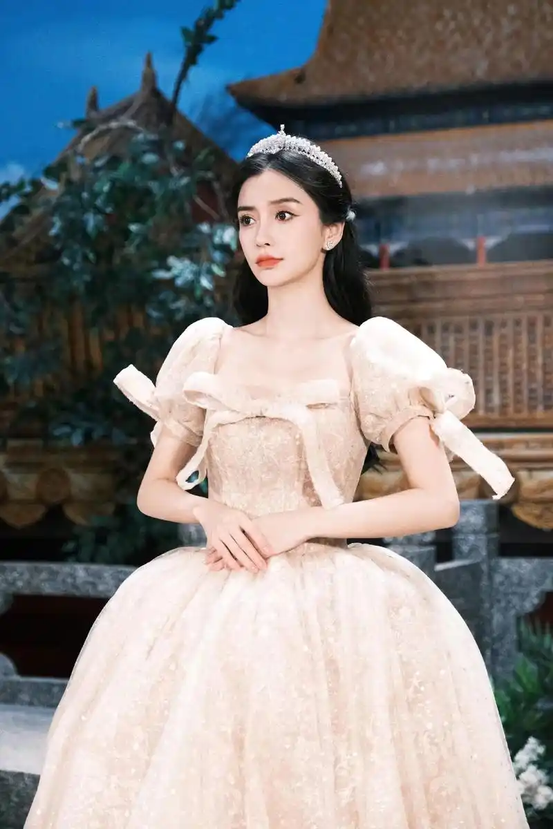 杨颖 #.阿鼻穿公主裙太美了#美到发光 @angelaba - 抖音