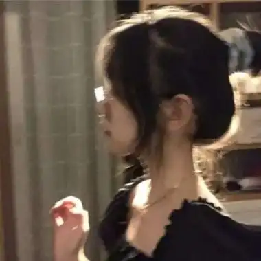 黑白女生忧郁伤心头像深色系颓废女头图片