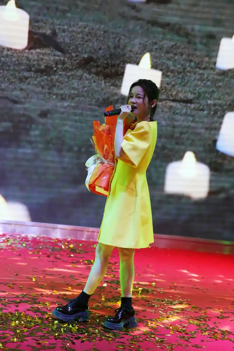 歌手程响是内地女歌手,安徽淮南人,凭借歌曲《不再联系》,《新娘不是