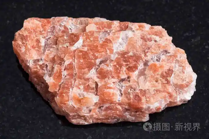 原始的伟晶岩石头在黑暗的背景