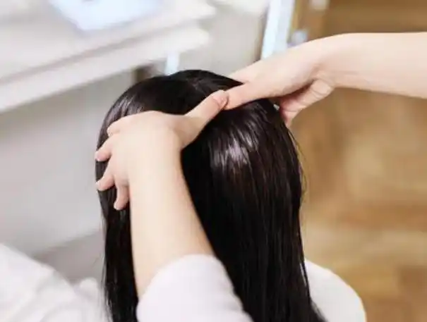 因为按摩头皮可以帮助恢复头发生长,可以与发油和面膜配合使用.