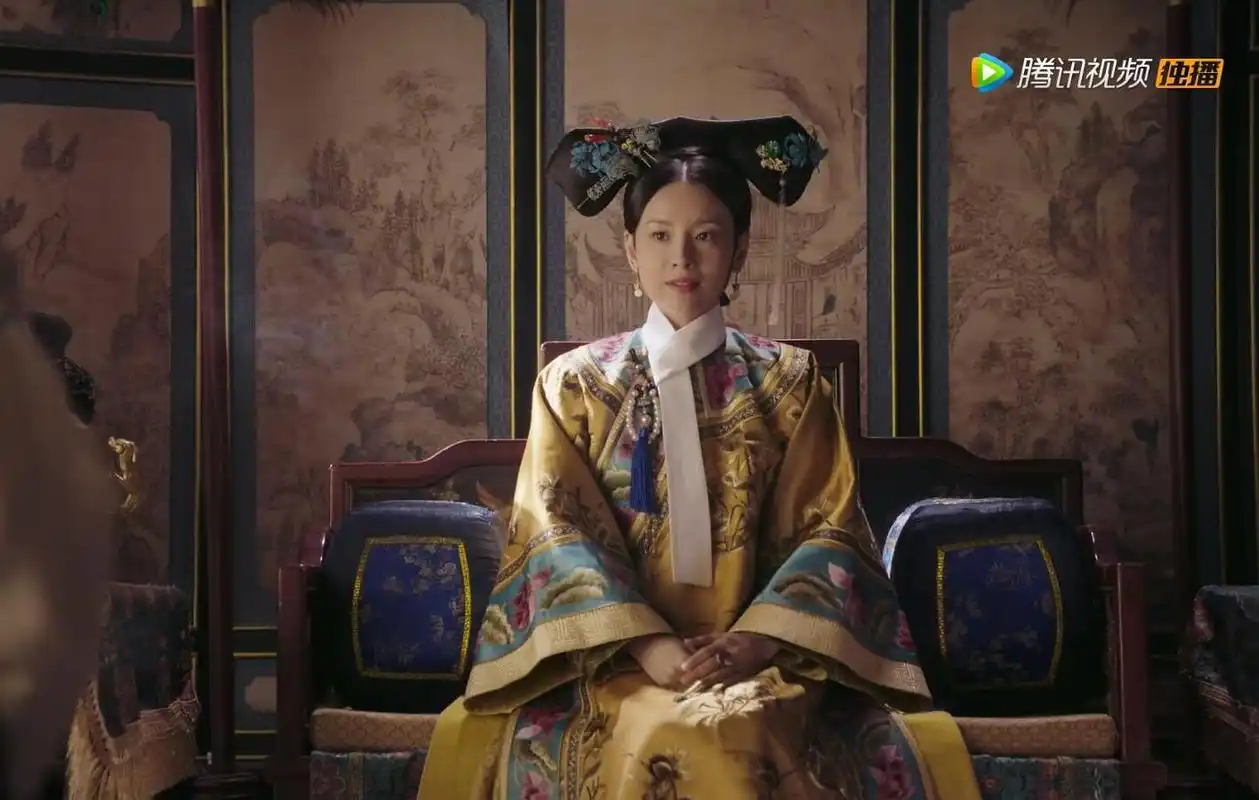 如懿传中,富察琅嬅的珍珠旗头搭配5套旗装,坐姿出落得雍容高贵