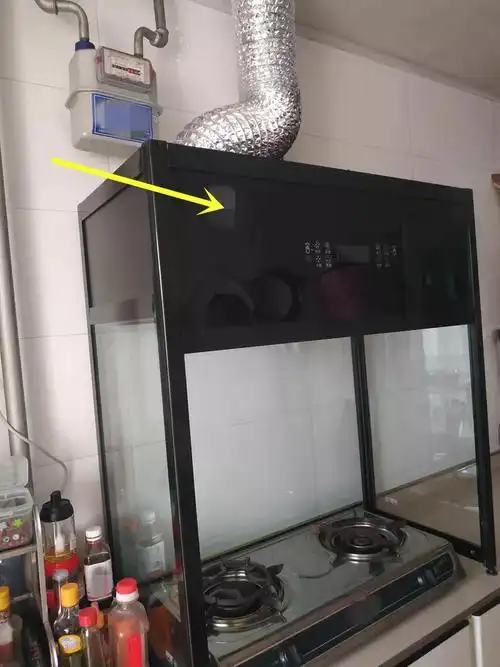 墙上打洞,油烟机玻璃罩围着立放橱柜台上,任意移动
