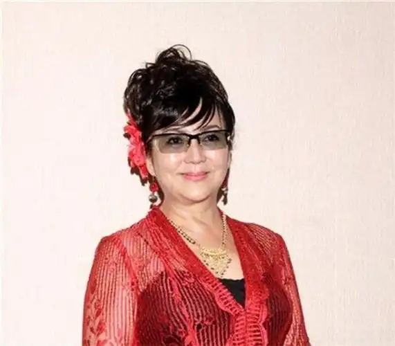 冯宝宝:13年拍200部戏养活10兄妹,被家人2度逼疯,60岁重获新生