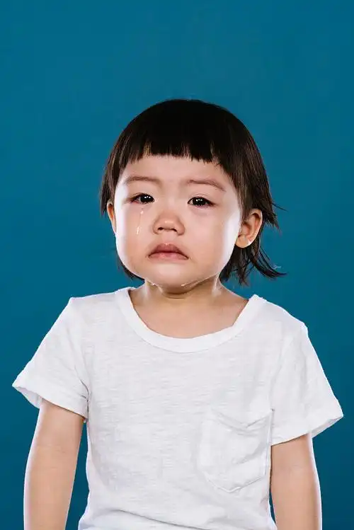 哭泣的小女孩图片下载