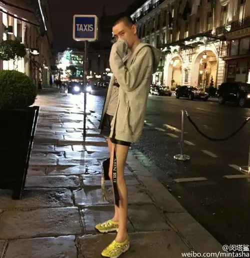 闵塔鲨本名闵锐,是某杂志的时装总监,他的美腿足以让很多女星无地自容