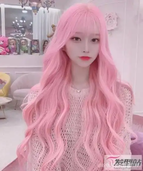 不全染的粉色系染发,是一种新颖保守的染发设计,因为新发生长会破坏这