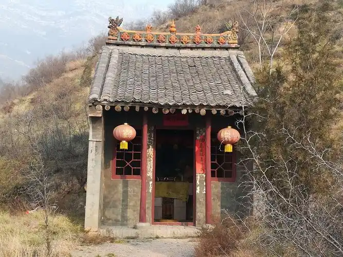 山下有个不知名的小庙,我们就从这里开始上山