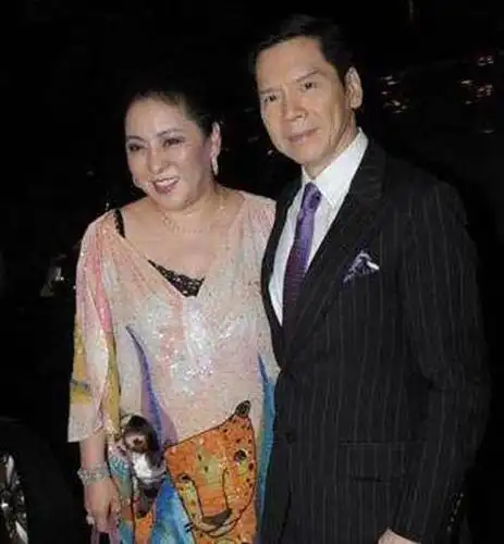 李小龙死在她的床上,还曾患上精神分裂,向华强为何还敢娶她?_丁佩