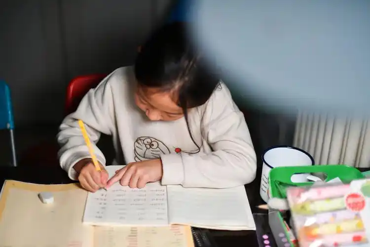 北京一名三年级小学生正在做作业.