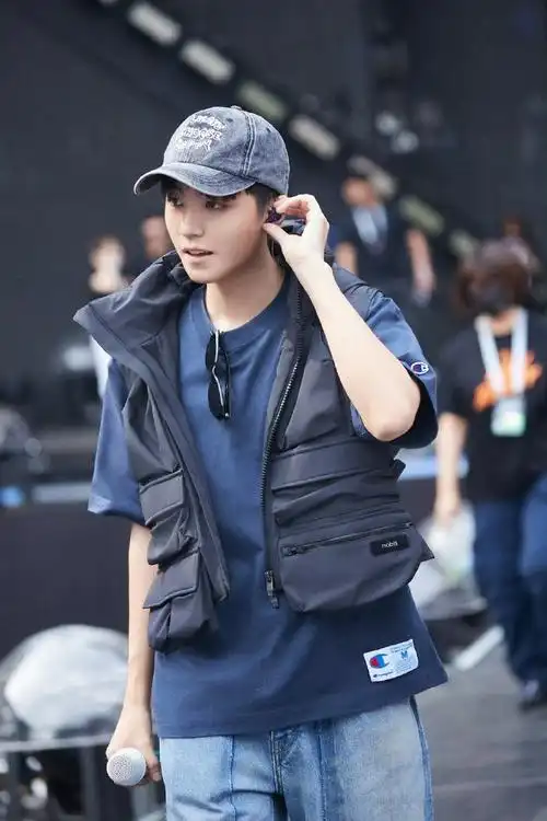 王俊凯工装马甲#  王俊凯舞台彩排花絮照9615  棒球帽工装马甲