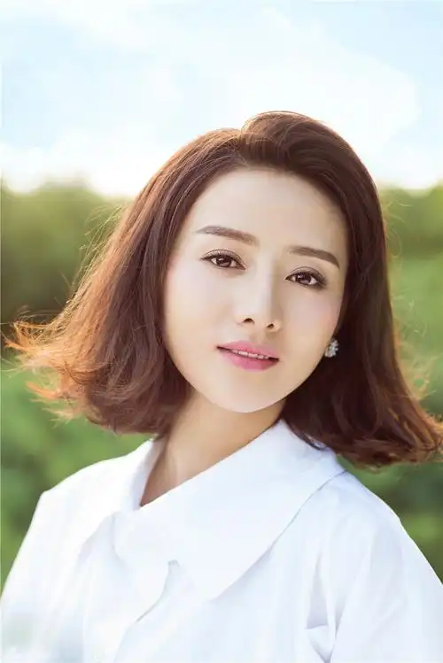 12 11:09:10 1 / 5 新浪娱乐讯 近日,演员王靖云一组夏日写真曝光