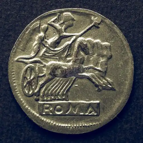 古罗马硬币黑色背景上一堆看起来像古董的古罗马硬币