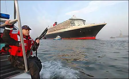 豪华邮轮玛丽女王2号首跨大西洋抵达纽约(组图)