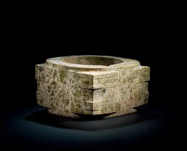 0804 文化期 良渚青玉人面纹琮