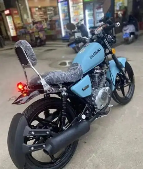 一声清脆的铃声响起,铃木复古小太子150cc摩托车如同一位复古的小太子