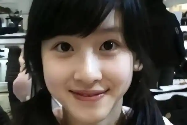 章泽天素颜伦敦被抓拍,无心梳妆打扮,面容憔悴无精打采