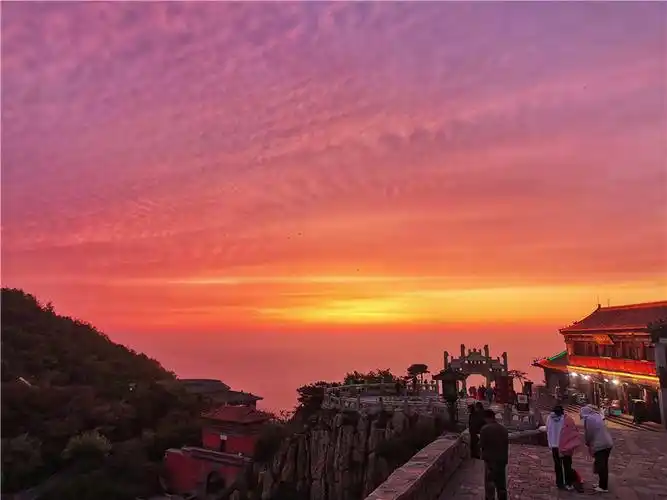 落日余晖红霞漫天泰山再现晚霞夕照美景