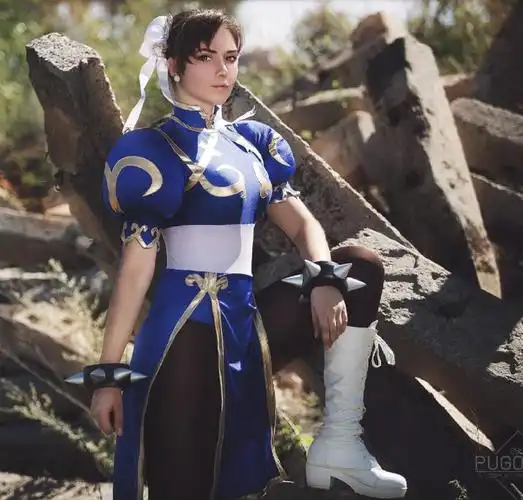 小姐姐cos街头霸王春丽颜值高就是任性