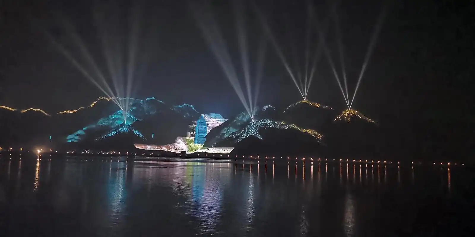 获吉尼斯世界纪录的温州胜美尖山体灯光秀. 2019-05-23有用 ( 1)