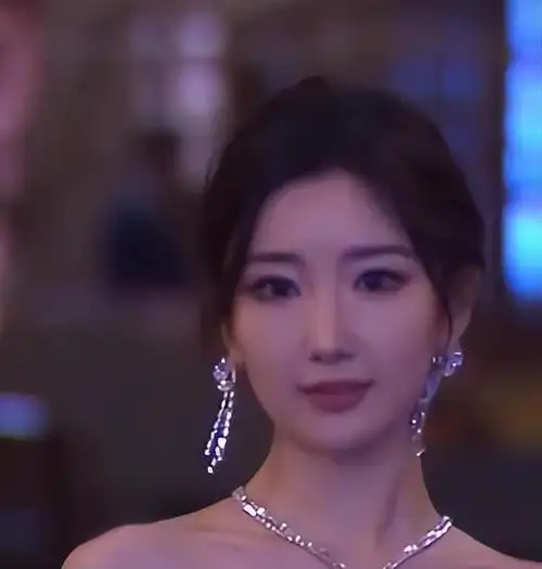 把32岁周冬雨和36岁毛晓彤对比,我才明白,长相在实力