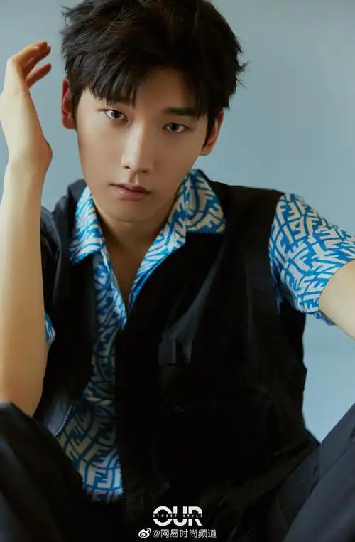 易姐带你看大片#邢昭林超话@邢昭林一身蓝色印花衬衫将天空穿在身上