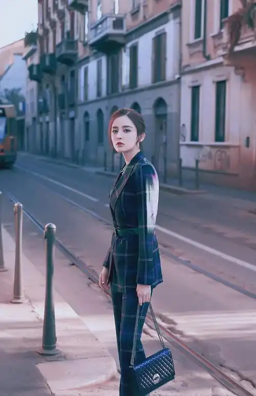 古力娜扎酷劲十足时尚街拍图片